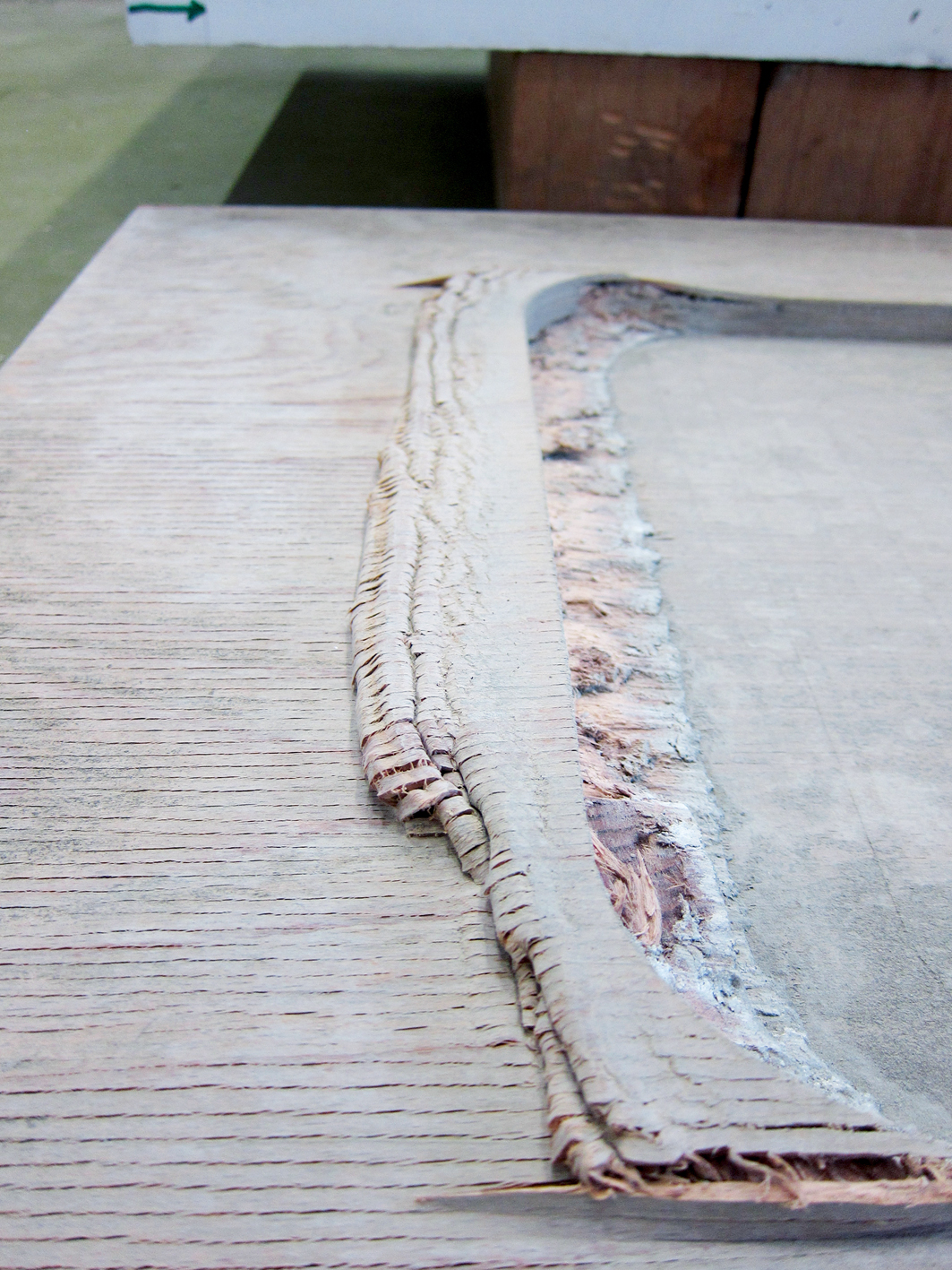 Die Geometrie der Betontasche kann so gewählt werden, dass ein duktiles Holzdruckversagen (oben) eintritt, womit das gesamte Deckensystem gegenüber einen fragilen Bruchbild robuster wird. (Foto: Projektverfasser)