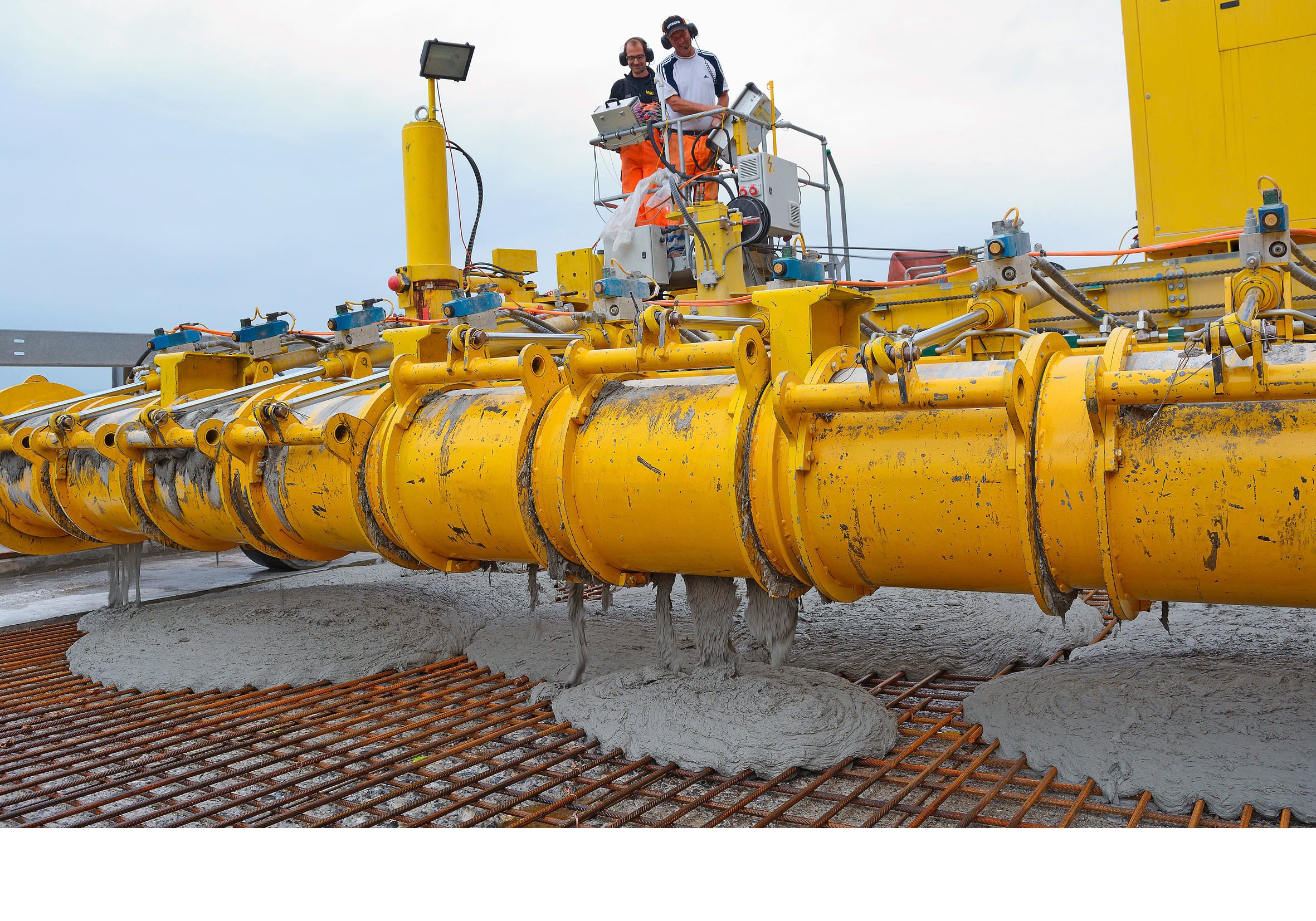 Mittels einer Verteilschnecke der Einbaumaschine wurde der Frisch-UHFB je nach Etappe auf 120 bis 600cm Breite versetzt. (Foto: Autoren)