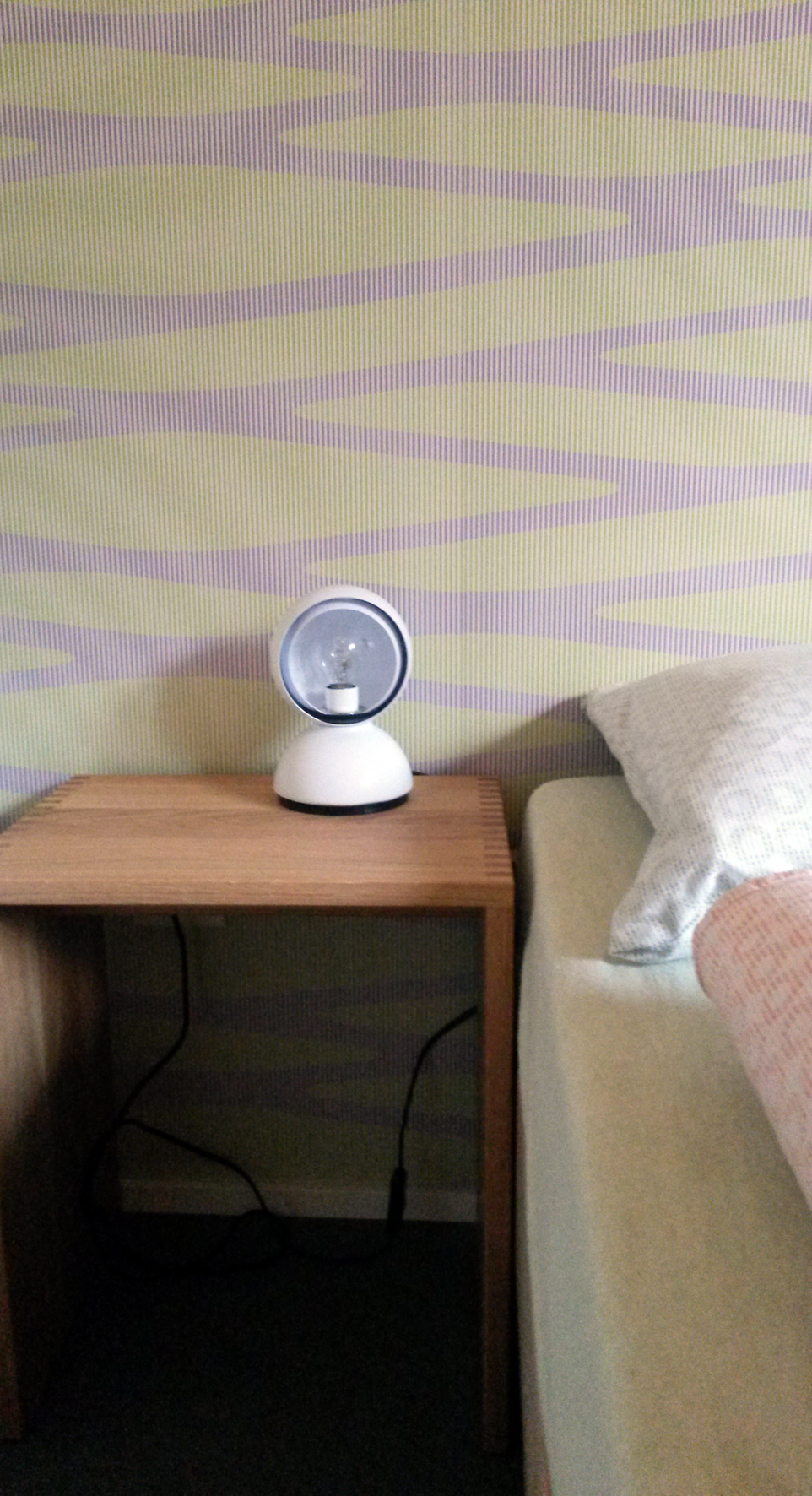 Die Tapete nimmt die Farben von Bad und Einbauschrank auf.