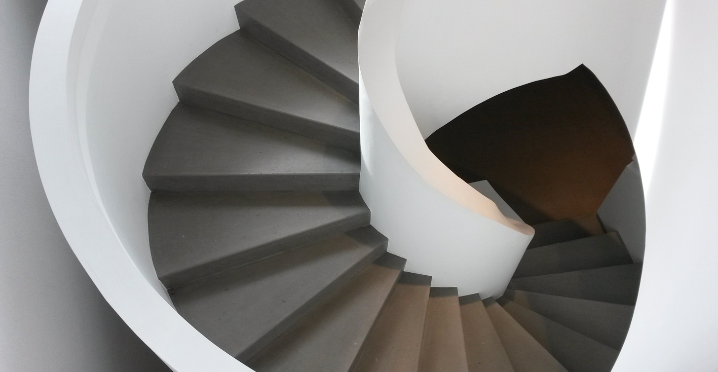 Treppe zu Hallenbad und Wellnessbereich