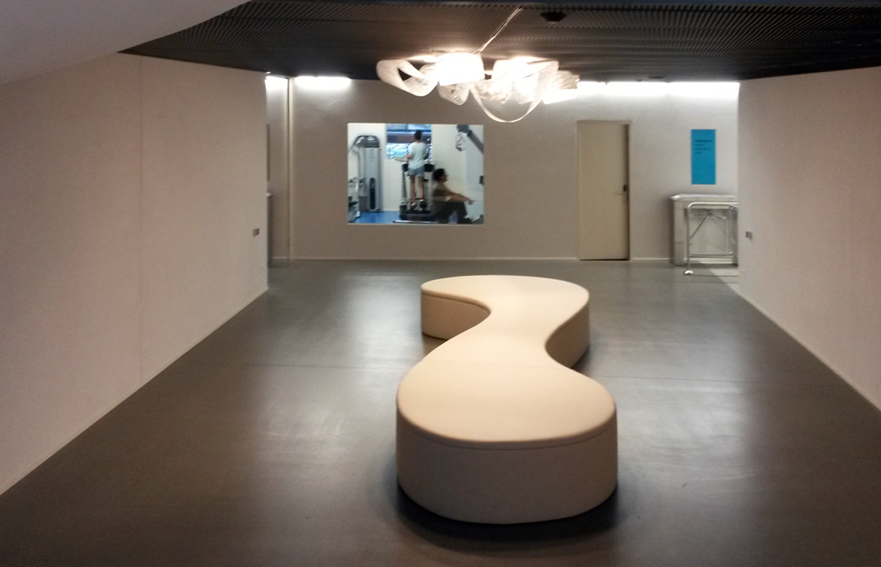 Entrée von Hallenbad und Wellnessbereich. Dazu gehört auch ein Fitnessraum für Gäste und Externe.