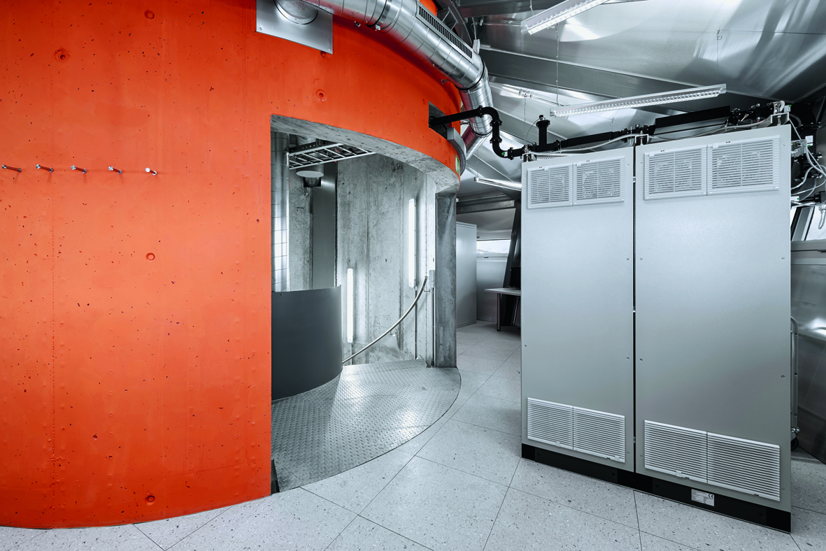 Die Radarantenne befindet sich oberhalb des orangefarbenen Zylinders. Über den schwarzen Hohlleiter werden die von ihr gesammelten Informationen an das Datenrack, das Herzstück der Anlage, übertragen. (Foto: Jan Hellman)