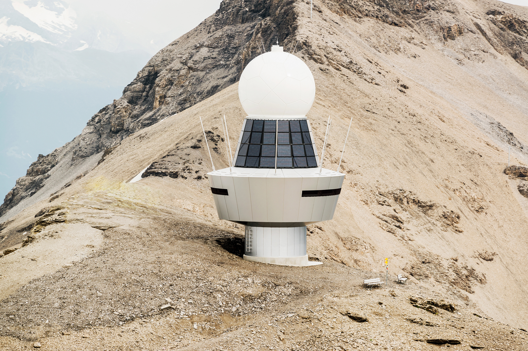 Da nur das Radom über den Gipfel ragen muss, ist die Anlage leicht von der Pointe de la Plaine Morte weggerückt. (Foto: Jan Hellmann)