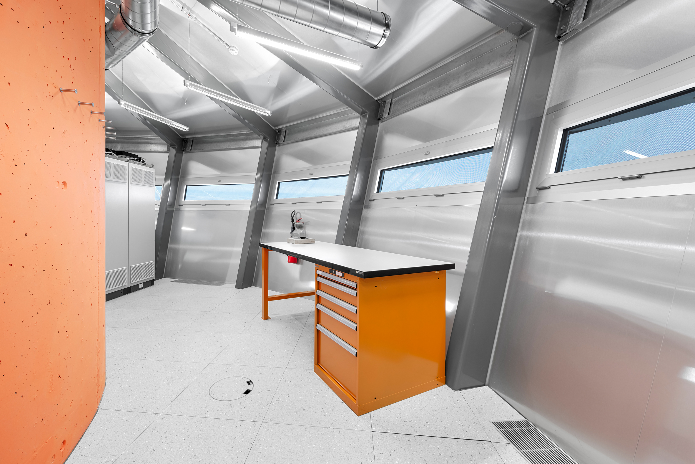 Die Anlage ist im Normalbetrieb unbemannt. Für Revisionen und Instandhaltungsarbeiten ist dennoch eine Werkbank vorhanden. (Foto: Jan Hellmann)