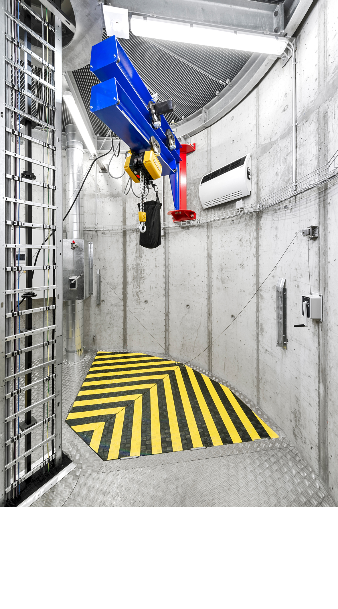Für die Instandhaltung und spätere Umrüstungen wurde im Technikraum eine Service-Öffnung vorgesehen. Darüber befindet sich ein Elektrokettenzug mit Schwenkarm, der bis zu 500kg aufnehmen kann. (Foto: Jan Hellmann)