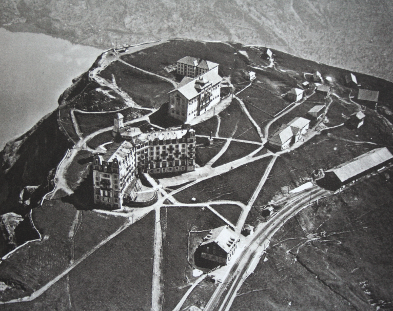 Rigi Kulm um 1920: Auf der Luftaufnahme sieht man im Vordergrund das Grandhotel Schreiber, dahinter das Regina Montium und das Hotel Rigi Kulm sowie vorn die Bahnstation. (Foto: Wikipedia)
