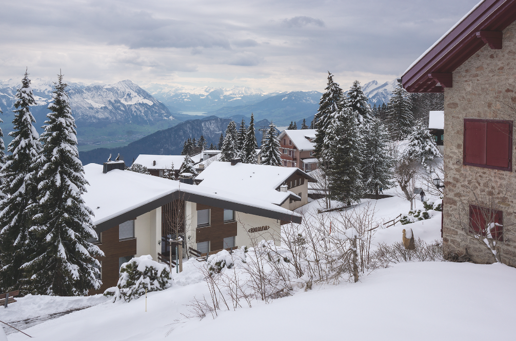 Rigi Kaltbad heute: Ferienhäuser, so weit das Auge reicht. Der Erste Weltkrieg läutete den Niedergang der Grandhotels ein, adelige und grossbürgerliche Reisende blieben aus. Ab den 1930er-Jahren wurden sie von einem lokalen, bürgerlichen Publikum abgelöst
