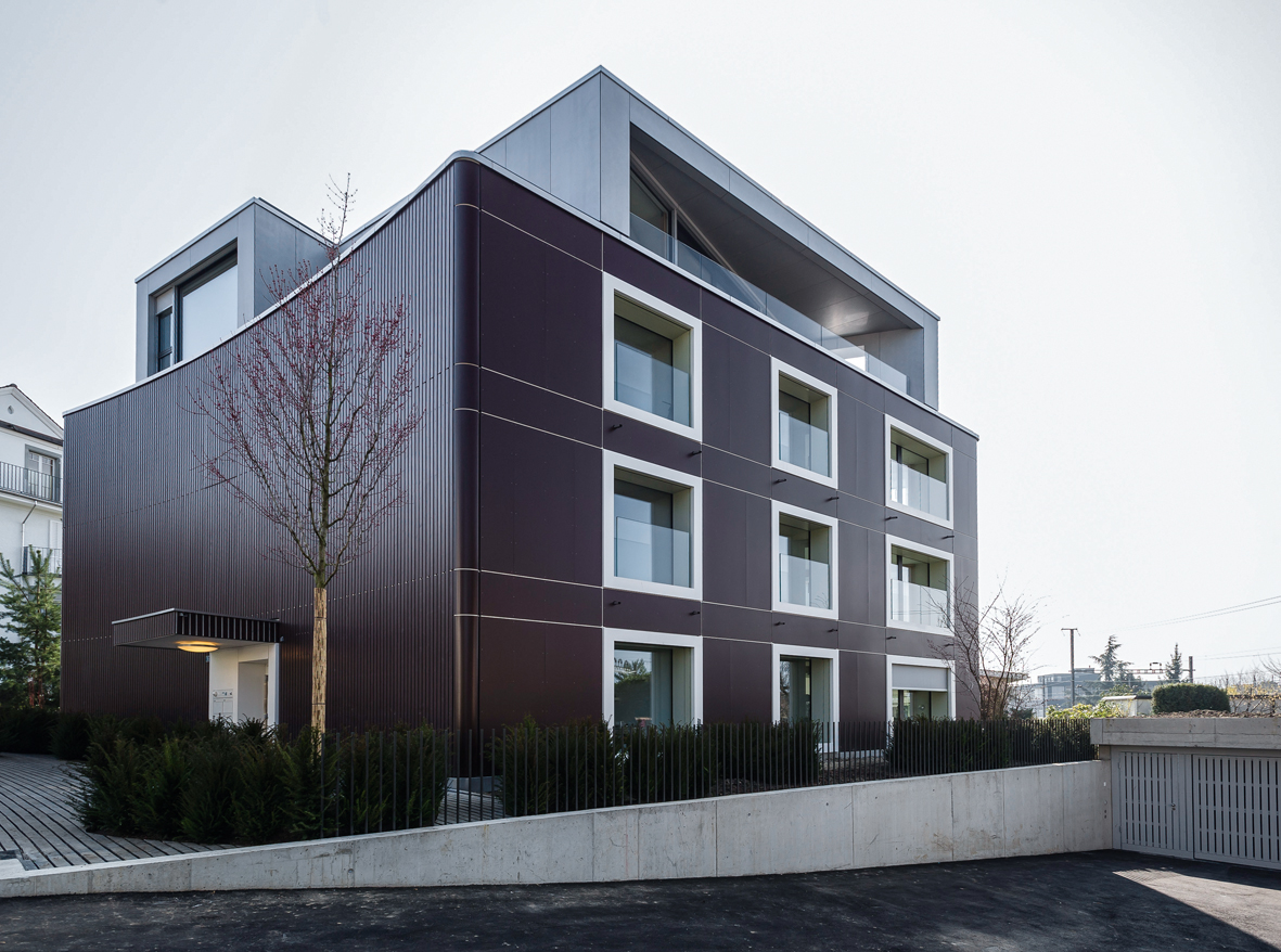 Fassade des ersten Minergie-A-Eco-Mehrfamilienhauses im Kanton Zürich.