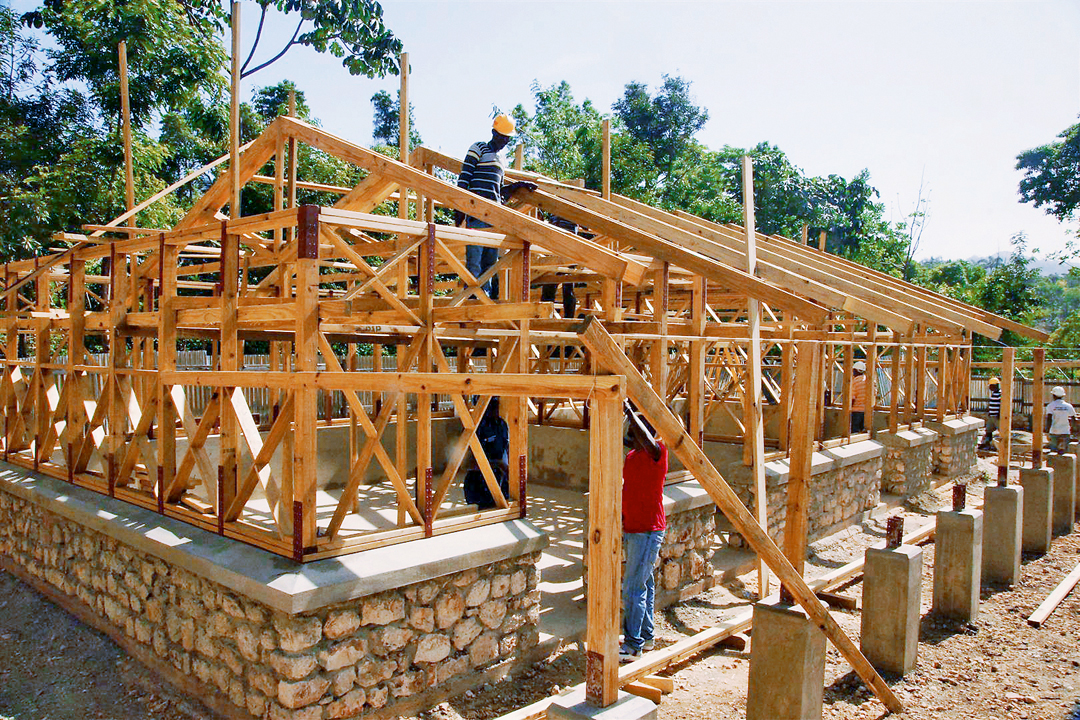 Typ «Holzbau» in abgelegenen Regionen. Drei solcher Schul­häuser sind aktuell im Bau, wie hier die Ecole Nationale Taifer.