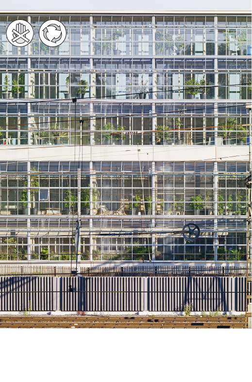 Halle 181, Winterthur: Die doppelschichtige, inwendig begrünte Fassade ist ein dünnhäutiger Puffer und entlastet die Gebäudehülle von weiteren bauphysikalischen Schutzmassnahmen.