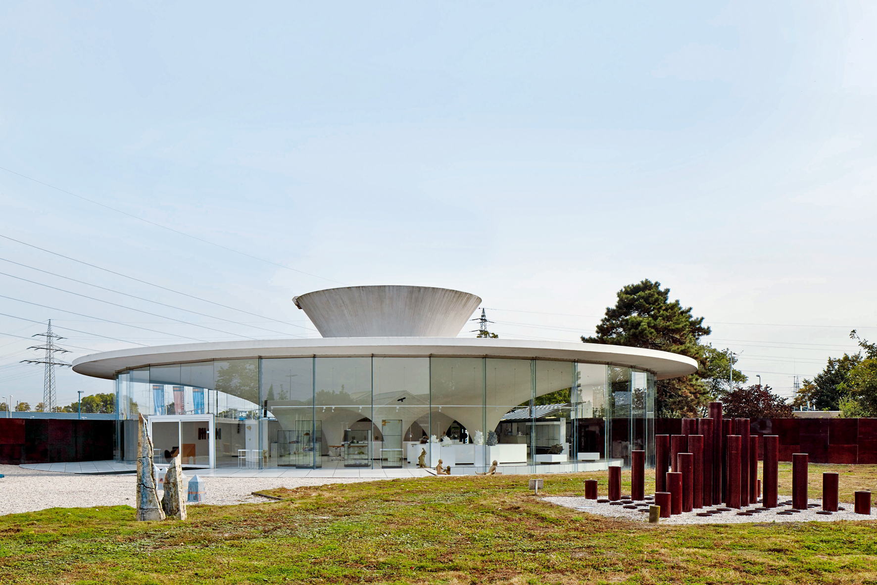 Das Keramion in Frechen wurde 2002 unter Denkmalschutz gestellt. Ausschlaggebend für den Denkmalwert des Baus waren die architektonische Qualität und die angewandte Schalenbauweise als prägende Entwicklung der Nachkriegsarchitektur.