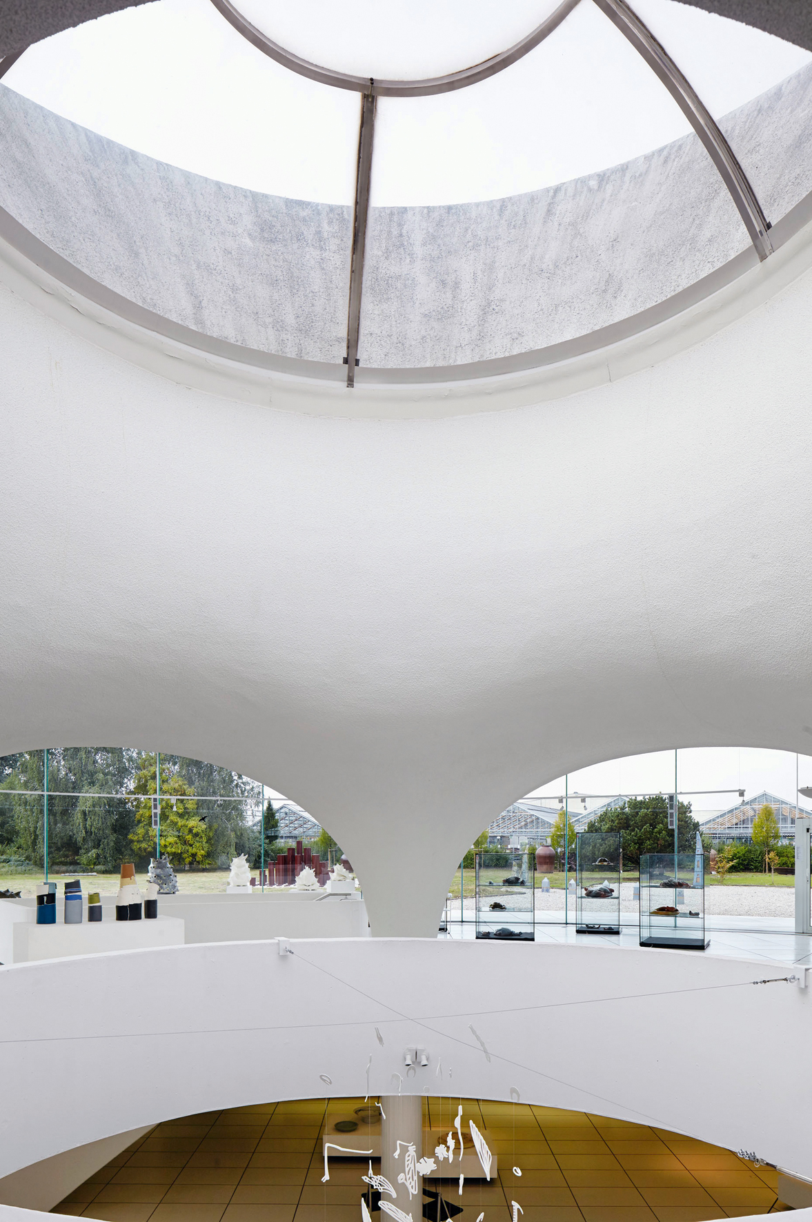 Aus der Dachschale des Museums stülpt sich ein Hyperboloid nach oben. Durch seinen auskragenden Aufsatz fällt Tageslicht über einen Hof bis in die untersten Räume.