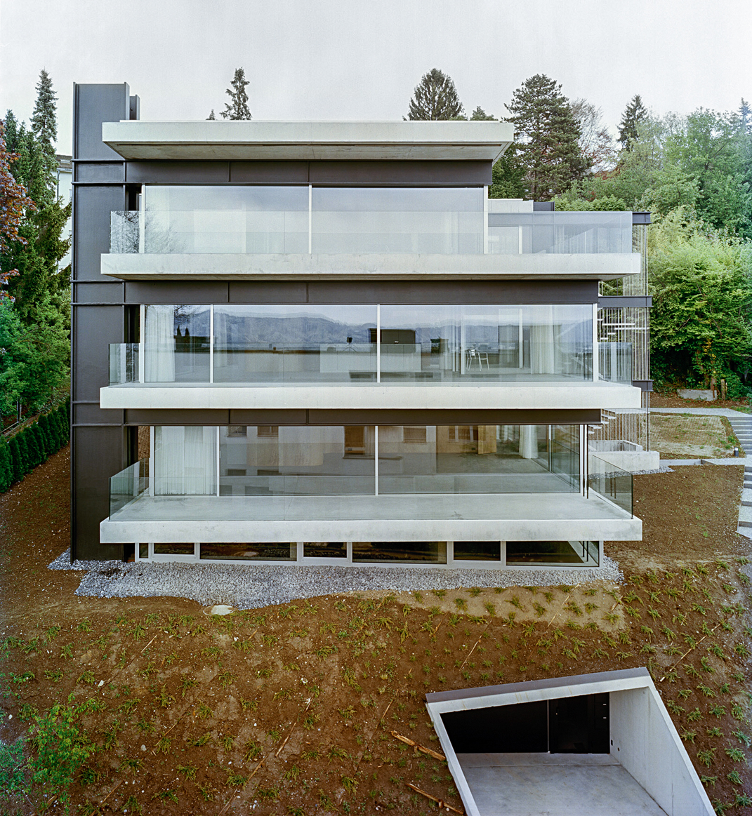 Ansicht der freigestellten Südwestfassade. Die Zugstützen am auskragenden Ende sind kaum sichtbar. (Foto: Mikael Olsson)