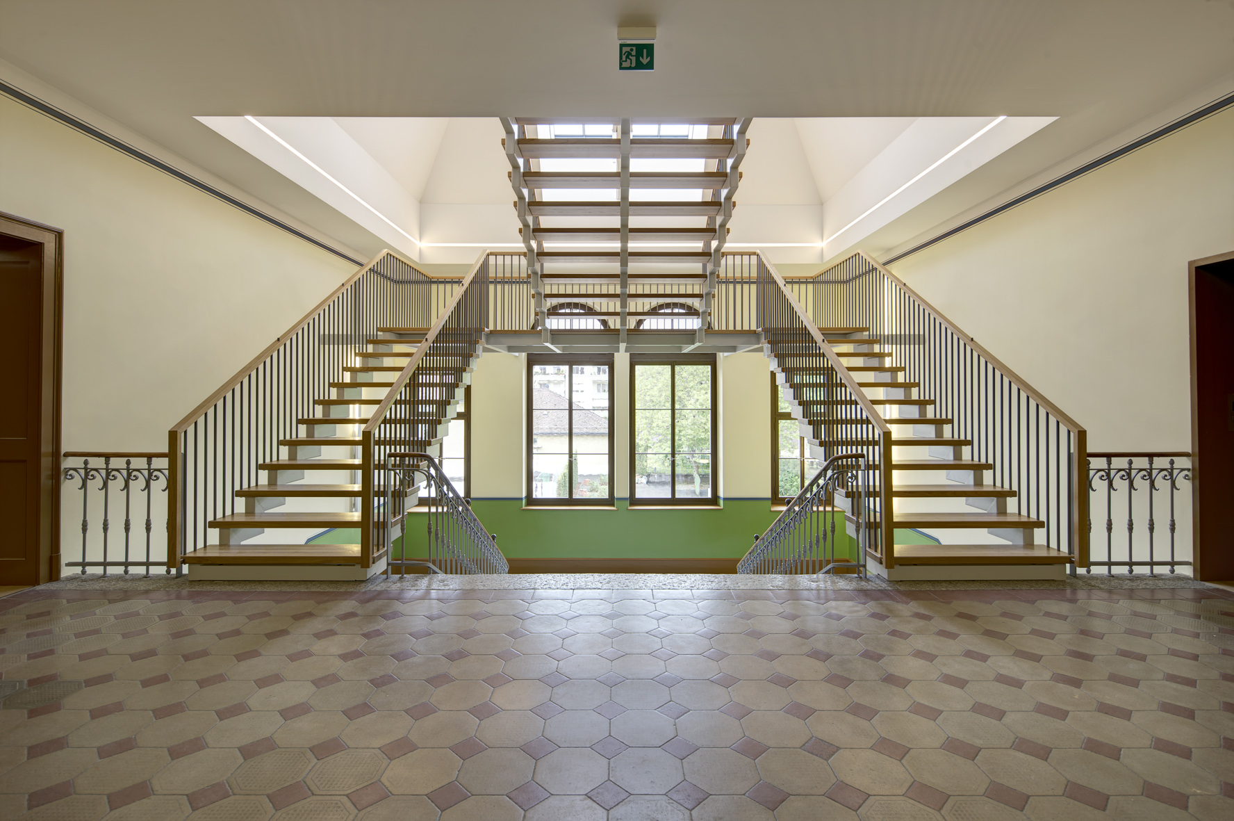 Grosses Länggassschulhaus in Bern: Übergang vom bestehenden Treppenhaus in die neu konstruierte Treppenanlage zum ausgebauten Dachgeschoss.