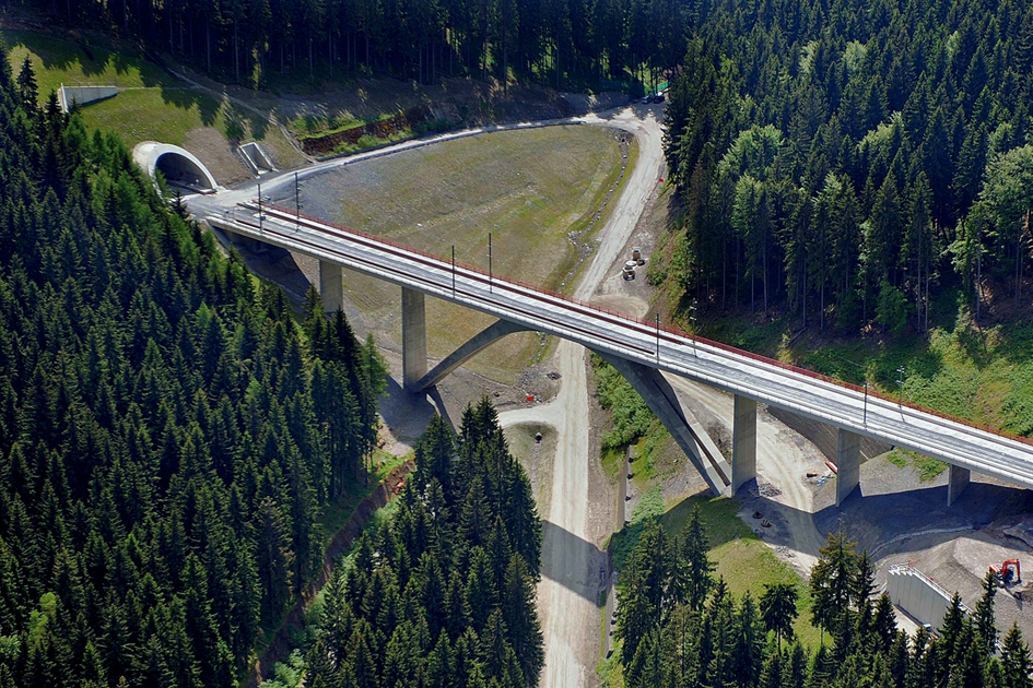 Dank der semi-integralen Bauweise der 215 m langen Grubentalbrücke entfällt der ­Fugenunterhalt und der Unterbruch des Schnellzugverkehrs. (Foto:Foto: schlaich bergermann und partner)