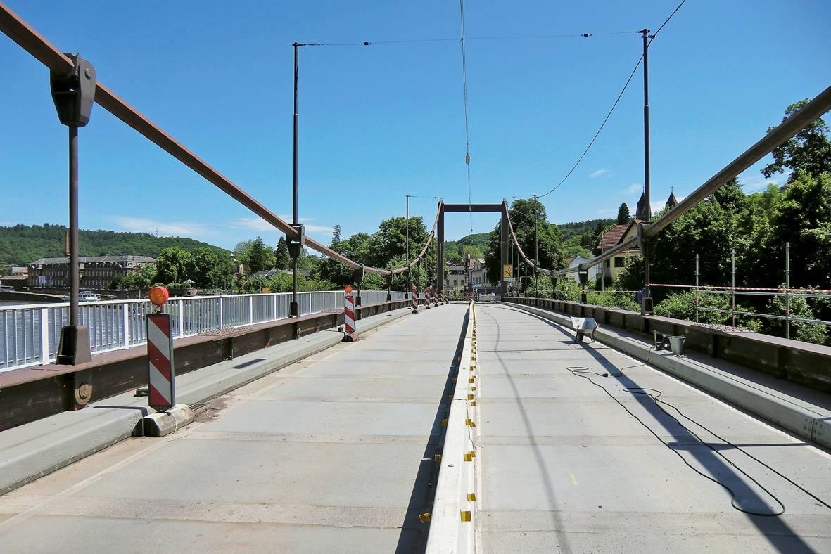Der Ersatz der Fahrbahnplatte unter laufendem Verkehr erlaubt auf der instandgesetzten Saarbrücke höhere Verkehrslasten. (Foto: Eiffel Deutschland Stahltechnologie)