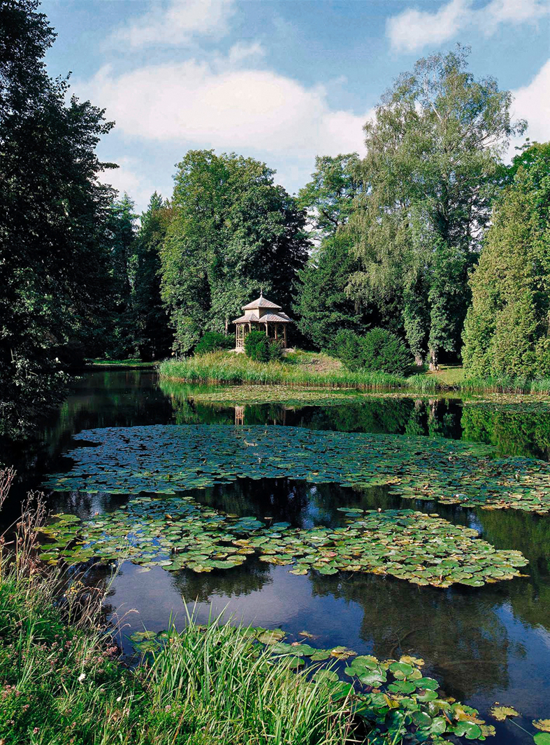Der Bally-Park in Schönenwerd wurde im späten 19. Jahrhundert in Fabriknähe vom Patron C.?F. Bally angelegt. Am Ufer des grossen Weihers steht ein chinesischer Pavillon, der zum Ausstattungsprogramm eines landschaftlichen Parks gehört. (Foto: Heinz Dieter