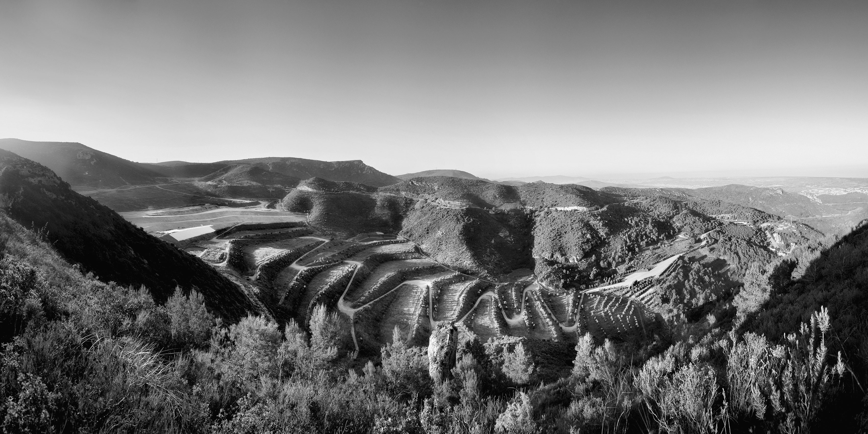 Batlle i Roig Arquitectes, Restauro paesaggistico della discarica di Barcellona, Garraf, 2002-10. Il progetto di risanamento adopera come modello la riproduzione di un sistema agricolo in modo di rigenerare un sito degradato come fase intermedia per il recupero delle condizioni naturali originarie (Foto Jordi Surroca