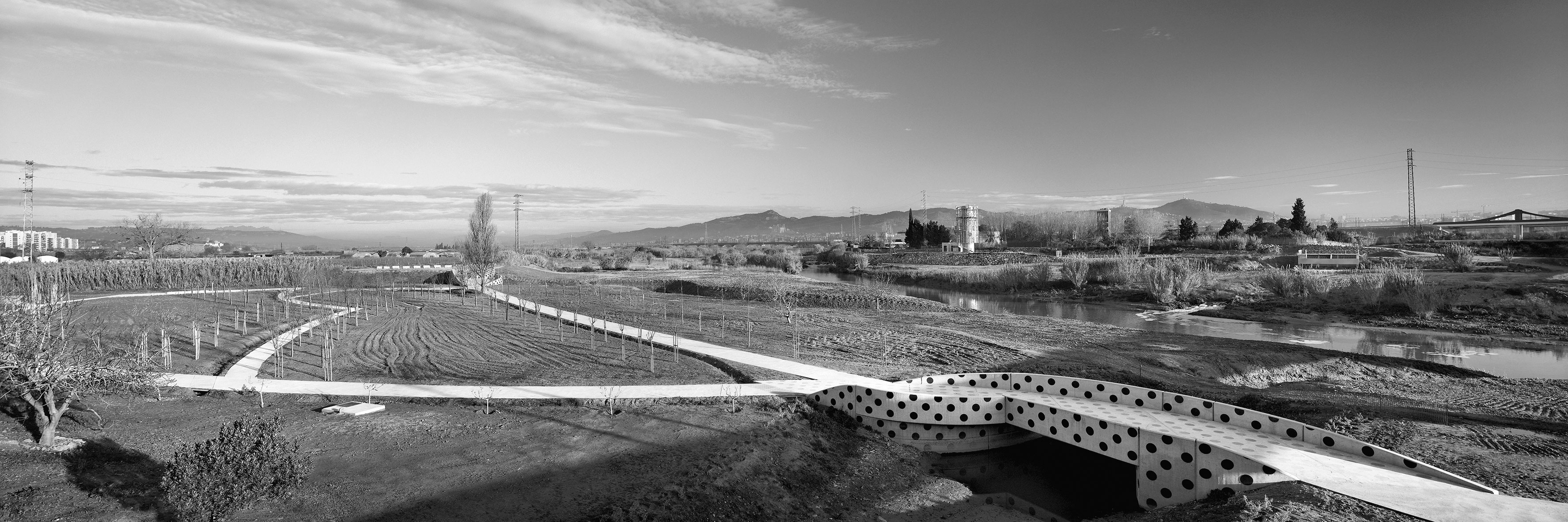 Batlle i Roig Arquitectes, Recupero ambientale del fiume Llobregat, Sant Boi de Llobregat, 2007-08. I ponti realizzati sul Llobregat punti strategici del nuovo sistema urbano risultano uno strumento efficace per superare la discontinuità territoriale e permettono ai cittadini di accedere ai sentieri laterali del fiume attraverso dei percorsi prima inesistenti (Foto Jordi Surroca