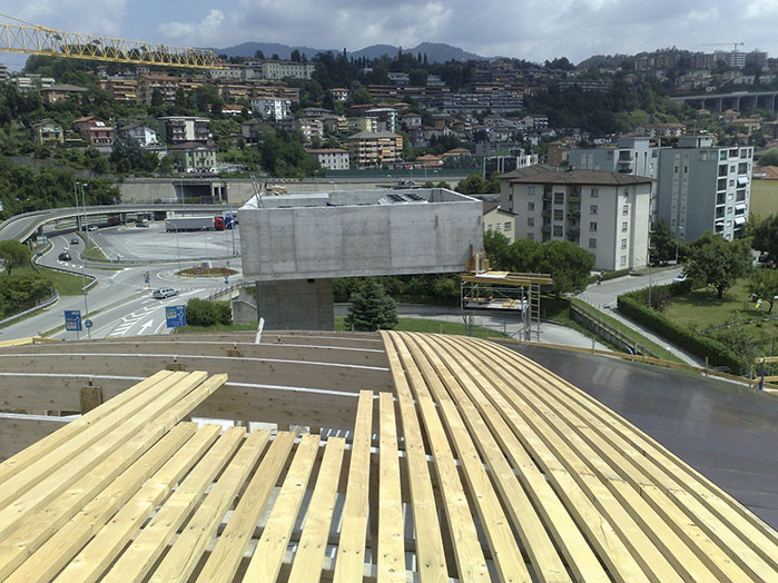 Costruzione del guscio: travi secondarie (Foto: Simone Mengani)