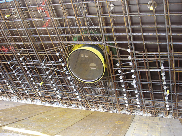 Costruzione del guscio: posa dell'armatura (Foto: Simone Mengani)