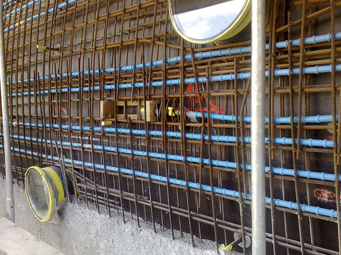 Costruzione del guscio: posa dell'acciaio di precompressione (Foto: Simone Mengani)