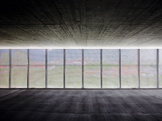 La rete stirata che racchiude l'edificio