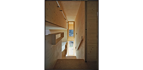 Il corridoio in legno come il resto dell'edificio