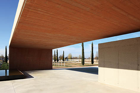 Vista dall'esterno verso le tombe. (Foto: Cristian Guizzo)