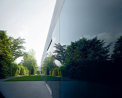 Esterno con vetrate scure. (Foto: Valentin Jeck)