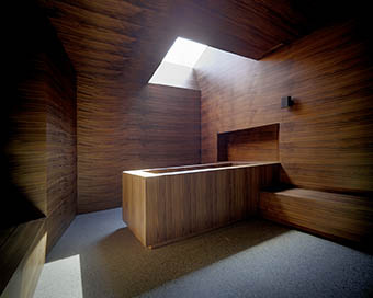 Sala per l'esposizione dei feretri. (Foto: Valentin Jeck)