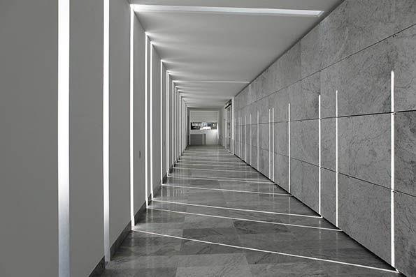 Galleria chiusa con filtrazione di luce attraverso tagli trasversali. (Foto: Alessandro Galperti)