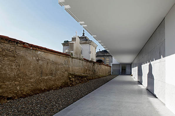 Esterno del cimitero con parete in marmo. (Foto: Alessandro Galperti)