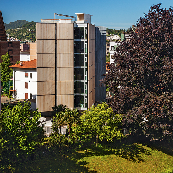 Facciata costituita da un piano opaco formato da pannelli in legno. (Foto: Nelson Kon)