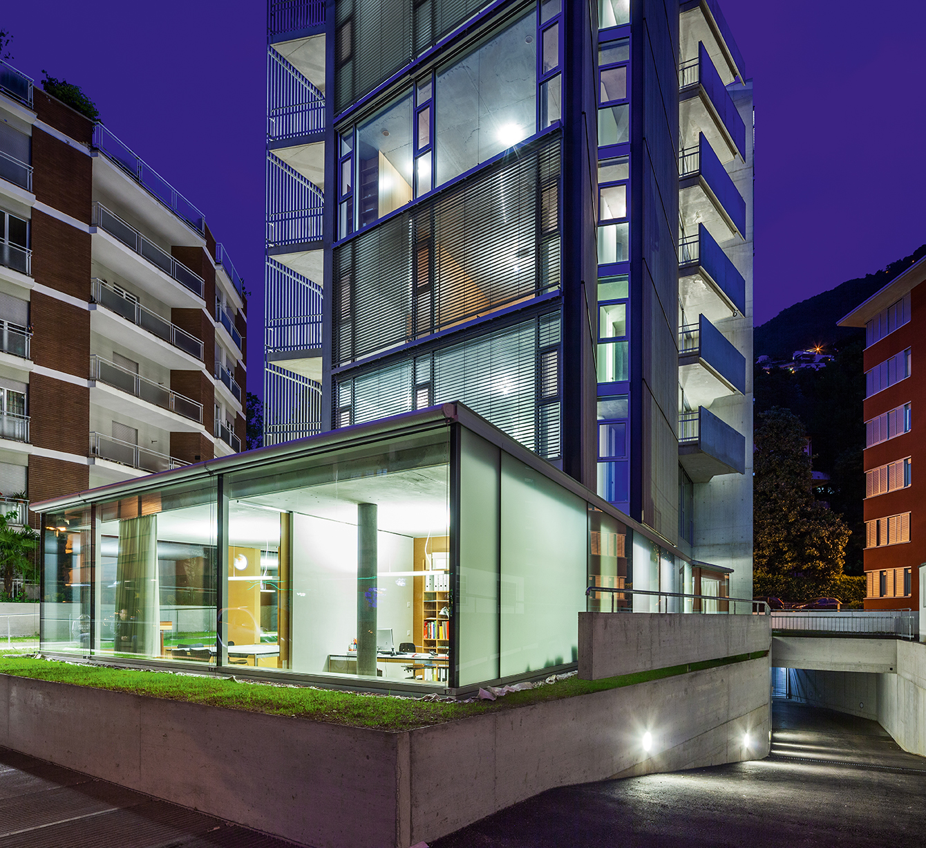 Facciata costituita da un piano trasparrente da lastre di vetro. (Foto: Nelson Kon)