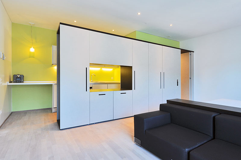 Soggiorno con vista cucina. (Foto: Swissurf)