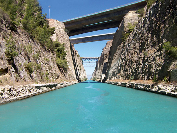 La sequenza dei ponti sullo stretto di Corinto. (Foto: loyisgian)