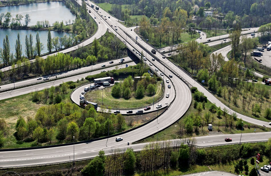 Non soltanto le vie di comunicazione a grande carico a livello del suolo, ma anche quelle sopraelevate secano inevitabilmente paesaggi e quartieri. (Foto: Pierre von Meiss)