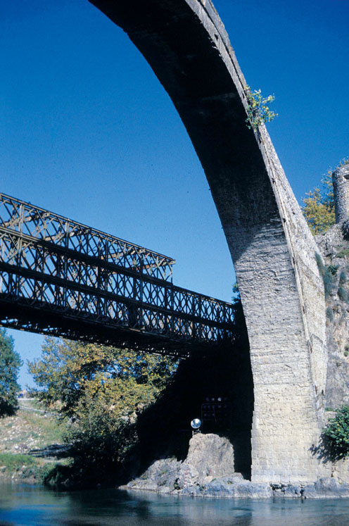 Due ponti a Konitsa (GR); l eleganza è l attributo di questo antico ponte in pietra.