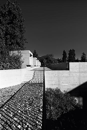 Cortile del Centro Professionale Commerciale, Locarno (Foto: Nicola Roman Walbeck e Maya Fritschi)