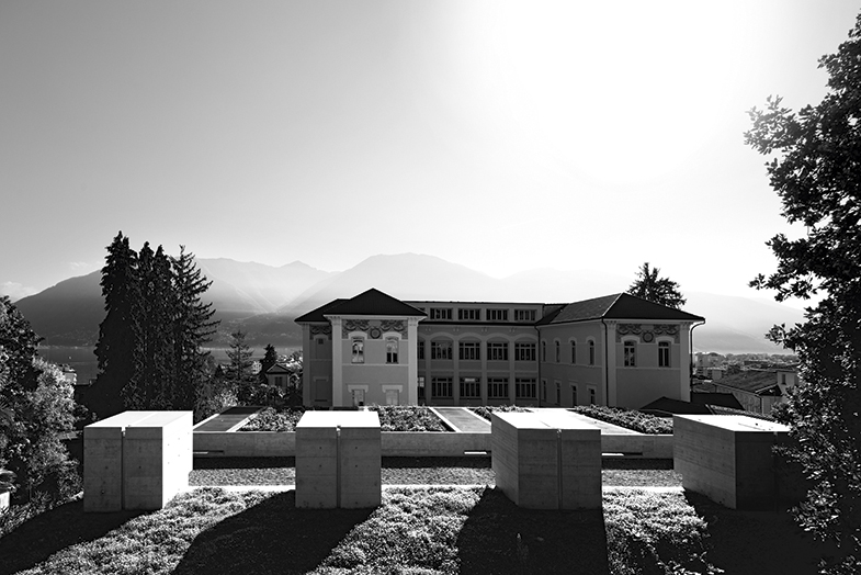 Facciata del Centro Professionale Commerciale di Locarno (Foto: Nicola Roman Walbeck e Maya Fritschi)