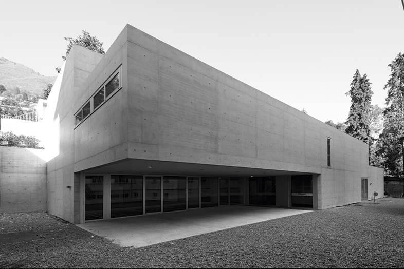 Entrata della palestra del Centro Professionale Commerciale di Locarno (Foto: Nicola Roman Walbeck e Maya Fritschi)