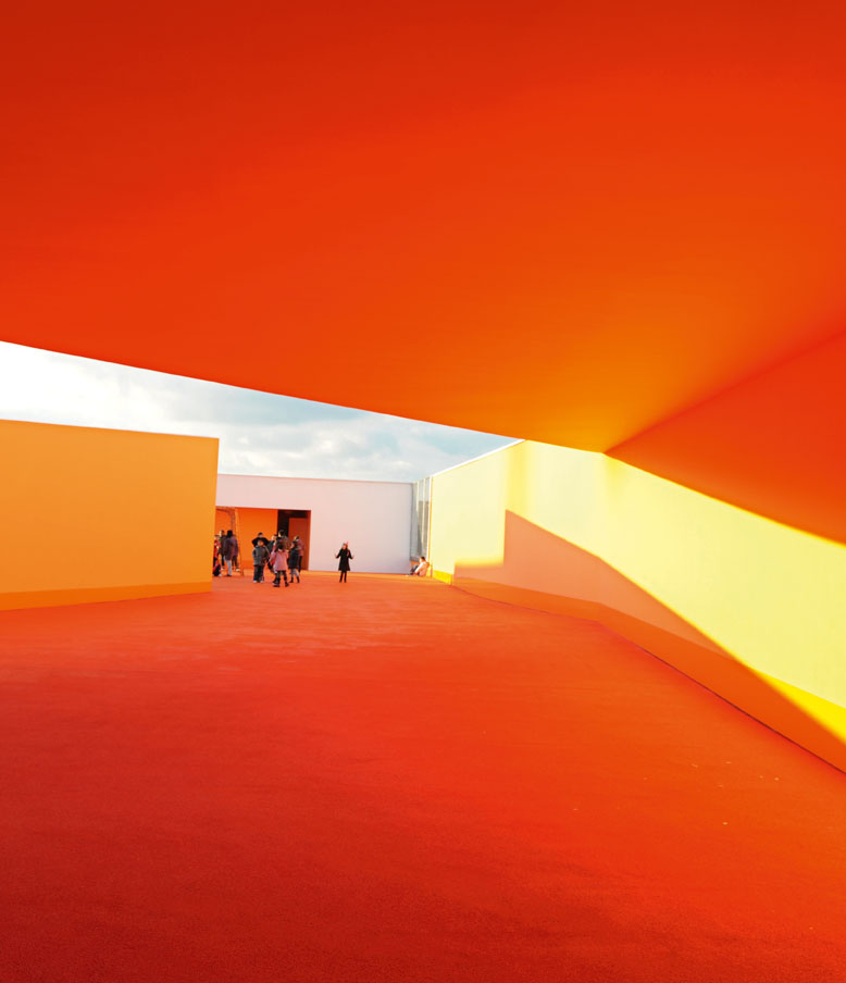 L arancione è un colore caldo che si associa molto bene con il bianco. I muri arancioni diffondono sulle superfici bianche delle tonalità calde o generano dei riflessi che variano in grado a seconda dell intensità luminosa. In funzione delle condizioni at