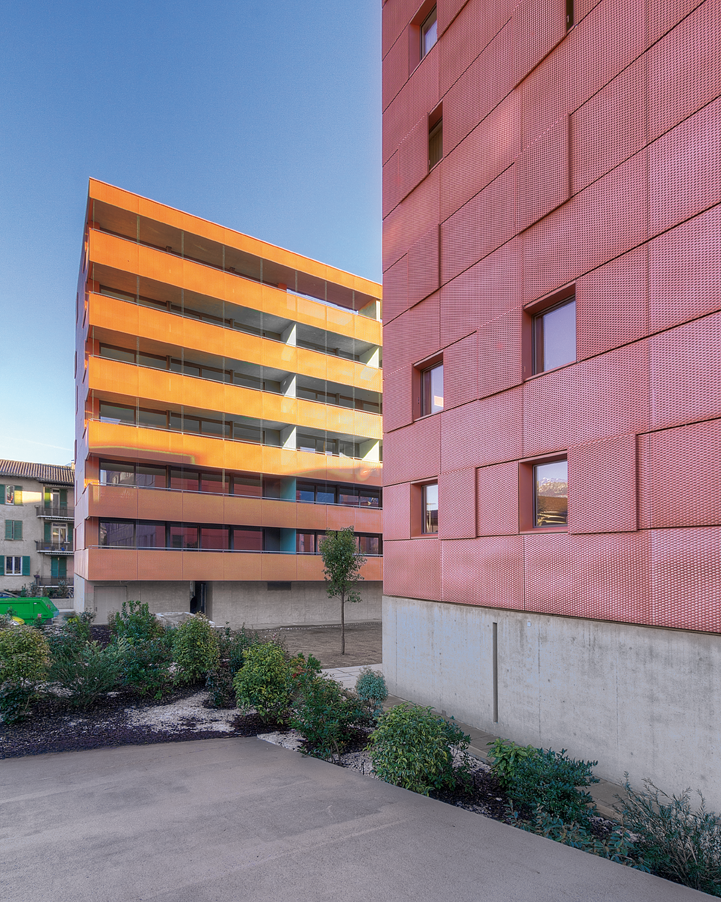 I due edifici in lamiere rosse e gialle. (Foto: Zoe Moro)