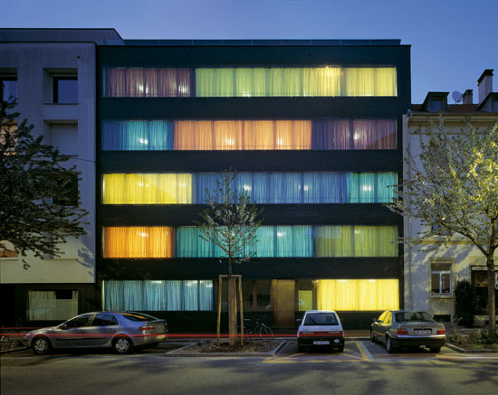 La facciata principale è concepita come una superficie verticale piana attraversata da una serie di finestre orizzontali. (Foto: Ruedi Walti)