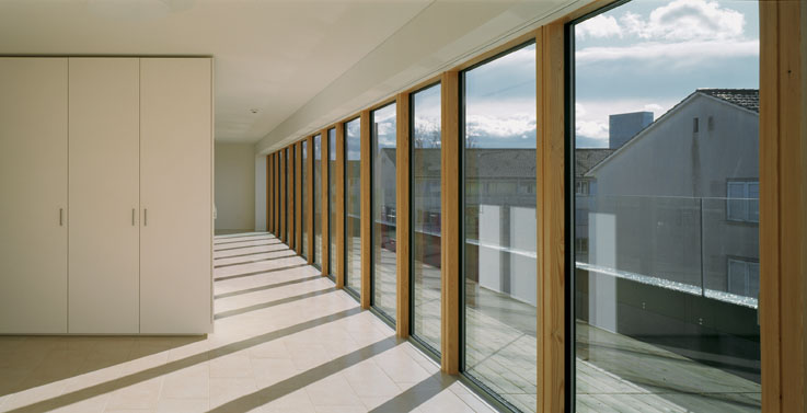 Delicati colori interni e finestre che illuminano l'interno. (Foto: Ruedi Walti)