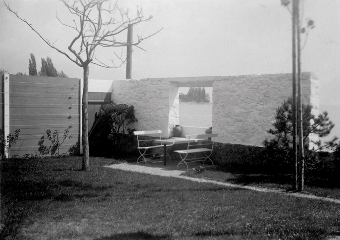 Le Corbusier, Petite Maison, 1923-1924, veduta d epoca del giardino con il muro di riva in cui è ricavata la finestra tipo «buco nel muro»; la mano di bianco data alla muratura, l apertura-veduta e il davanzale arredato con oggetti domestici, il tavolo e