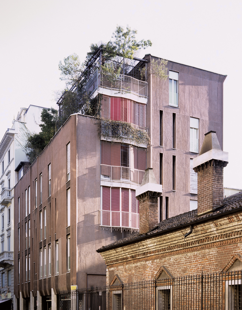 Casa e cinematografo via San Gregorio a Milano, 1956-58. In primo piano il frammento superstite del Lazzaretto. (Foto: Tommaso Perfetti, courtesy Fondazione Magistretti, Milano)