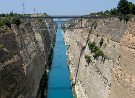 Ponte ferroviario: le vibrazioni e le sonorità metalliche segnalavano l evento di un passaggio impor tante Vista da lontano, questa trave reticolare elegante si presenta storpia, «miserabilmente incastrata nella terra», sprovvista di punti di appoggio ret