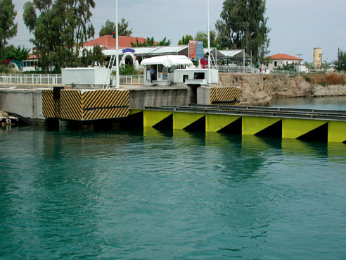 Uno dei due ponti del 1985-1987 situati all ingresso e all uscita del canale. La circolazione è interrotta per una decina di minuti, il ponte scompare lentamente sotto l acqua, per riemergere dopo il passaggio del natante: uno spettacolo affascinante per